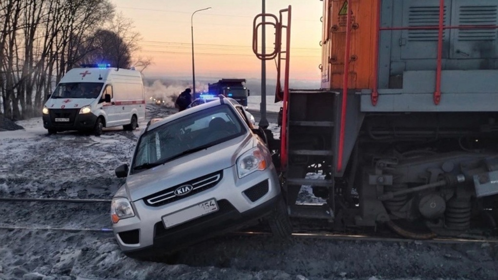 Тепловоз протаранил автомобиль на железнодорожных путях в Новосибирской области