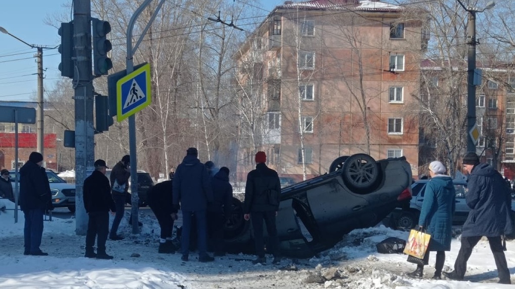 В Чкаловске перевёрнутую у дороги легковушку окружили прохожие