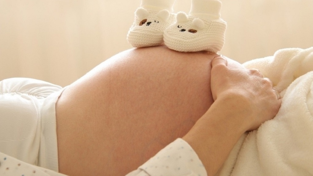 Думала – почки, оказалось – ребёнок: врачи приняли роды у омички, не подозревавшей о беременности