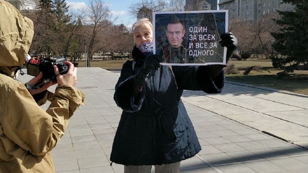 «Всех не пересажают»: волна одиночных пикетов в поддержку Навального и Фургала прошла в Новосибирске