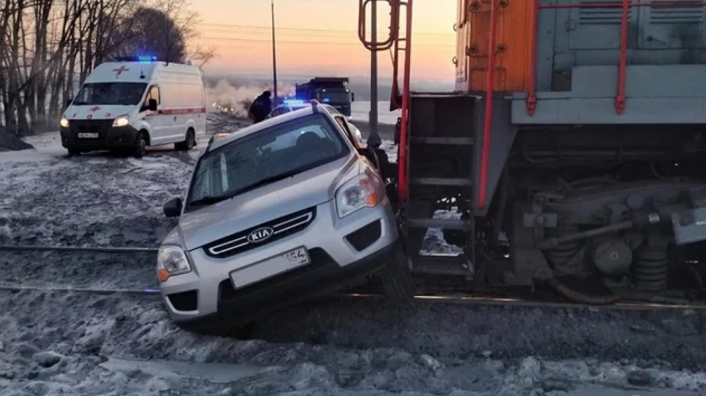 Грузовой поезд и легковушка столкнулись на железнодорожном переезде под Новосибирском