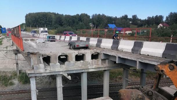 На трассе под Новосибирском разобрали пролёт путепровода