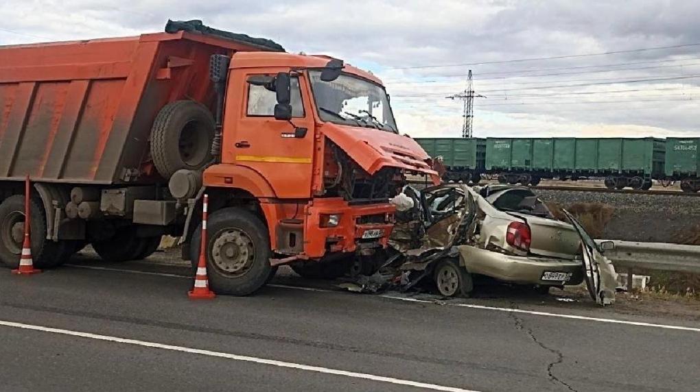 На трассе под Омском КамАЗ раздавил «Тойоту», погибла женщина