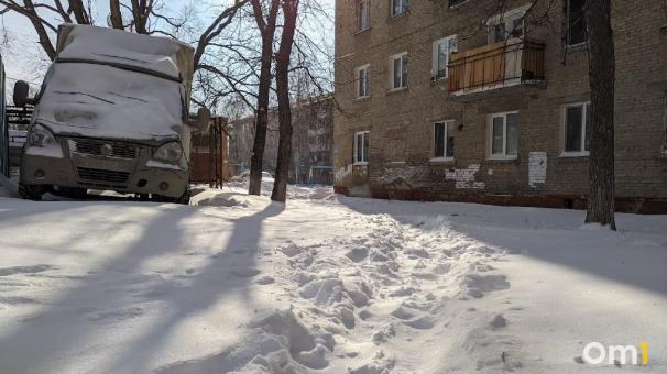 Молодую омичку и ребёнка нашли под окнами многоэтажки после падения с высоты