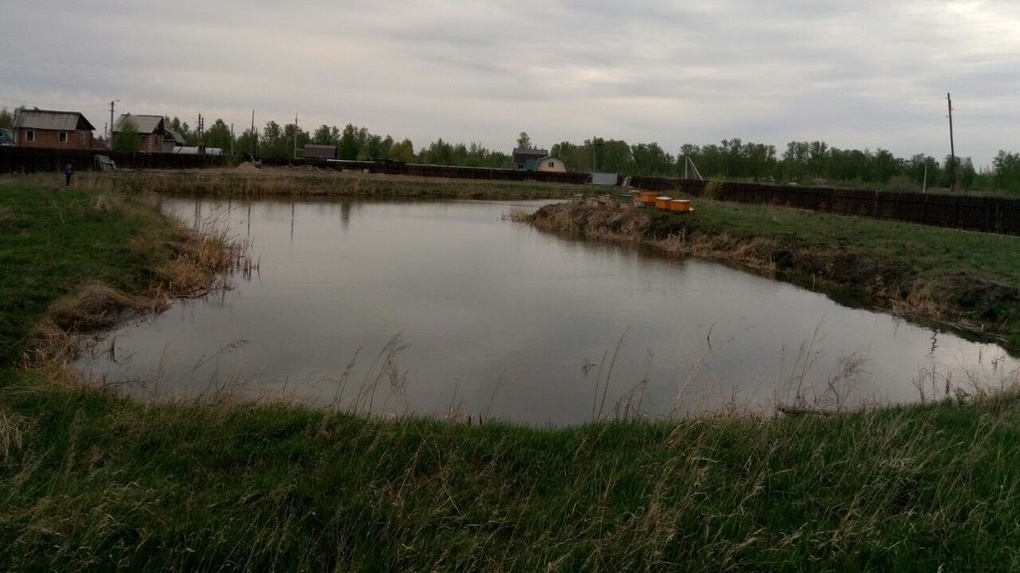 В Омске продают пять участков с озером за 4,5 млн рублей