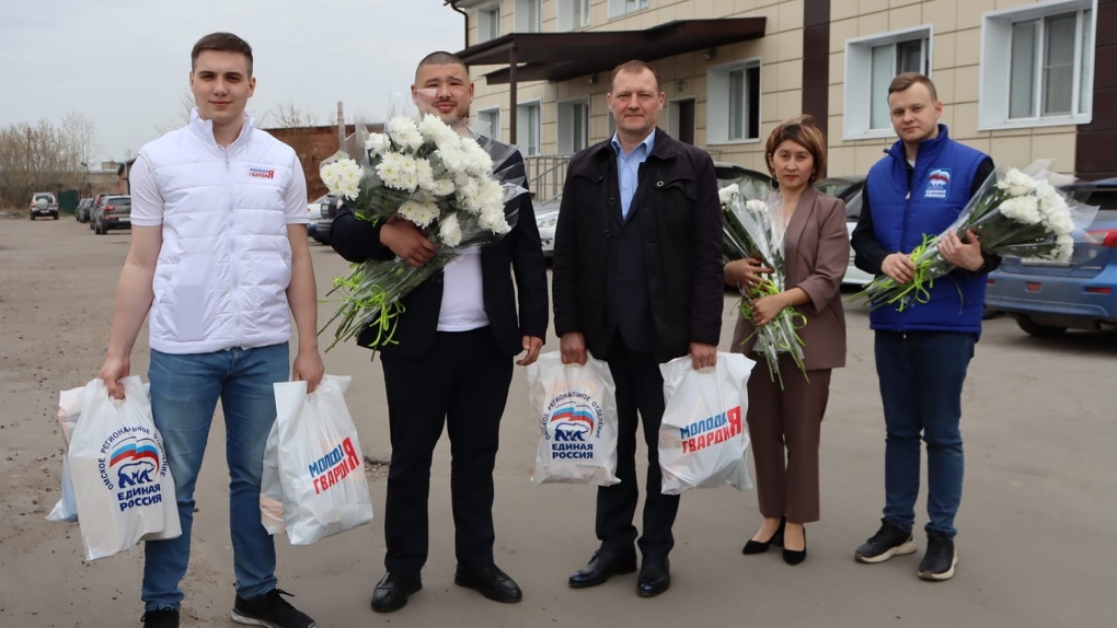 Члены партии Единая Россия поздравили омских работников станции СМП с Днём работников скорой