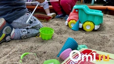 Летом омичи собираются приглашать нянь для своих детей