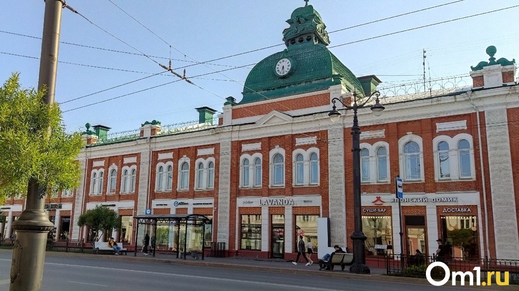 В центре Омска разрушается крыша со знаменитыми часами