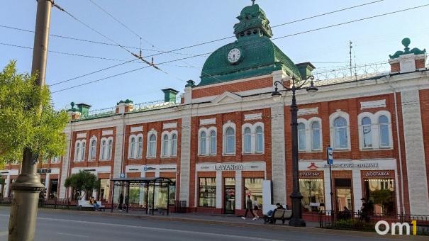 В центре Омска разрушается крыша со знаменитыми часами