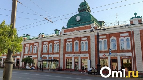 В центре Омска разрушается крыша со знаменитыми часами