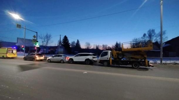 «Паровозик» из автомобилей собрался в Заельцовском районе Новосибирска
