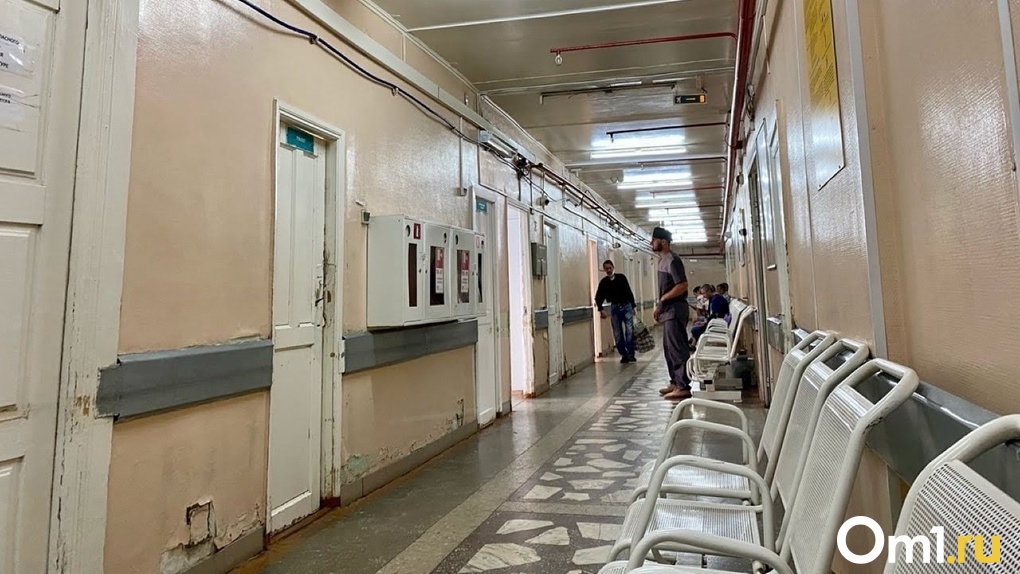 В Минздраве объяснили, почему в омских больницах ночуют бездомные