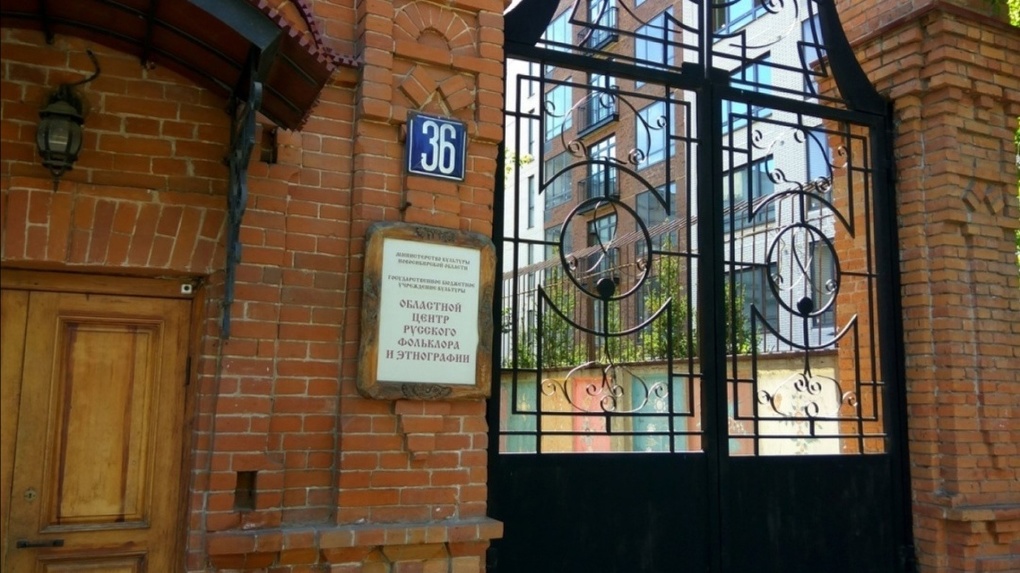 За 1,2 млн рублей отреставрируют ворота в старинном особняке в Новосибирске