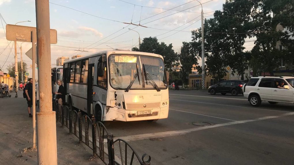 Два заполненных автобуса столкнулись в центре Омска в час пик