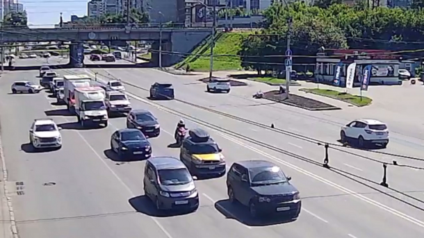 Chery не успел развернуться: мотоциклист влетел в кроссовер в Новосибирске
