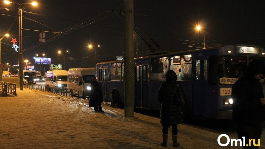 В автотранспортном предприятии Омска назвали причину пожара в автобусе, который загорелся в Нефтяниках