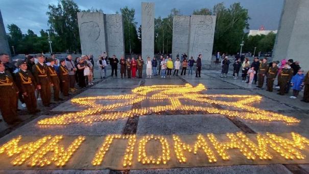 Накануне Дня памяти и скорби на Монументе Славы в Новосибирске зажгли 2 000 свечей