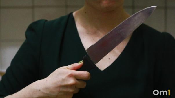 В Омской области женщину ударили ножом за попытку забрать домой пьяного мужа