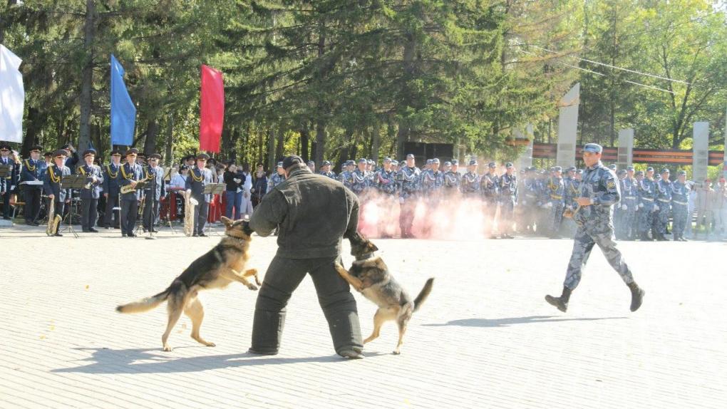 По омскому парку 30-летия Победы промаршировали сотрудники УФСИН