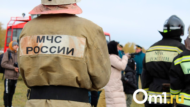 Продуктовый киоск вспыхнул в Новосибирске. ВИДЕО