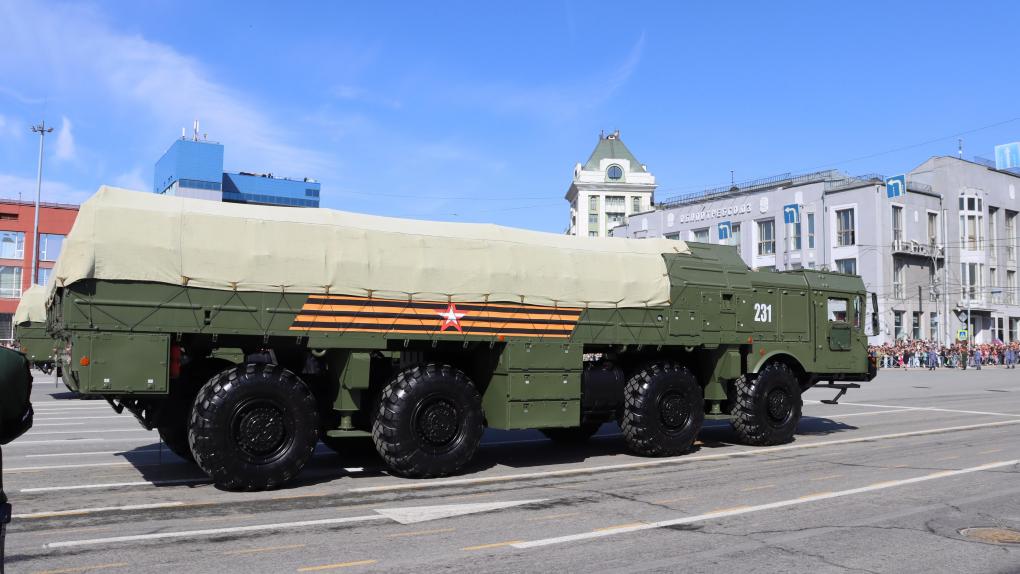 Техника времён ВОВ и современное оружие: что было на параде Победы в Новосибирске