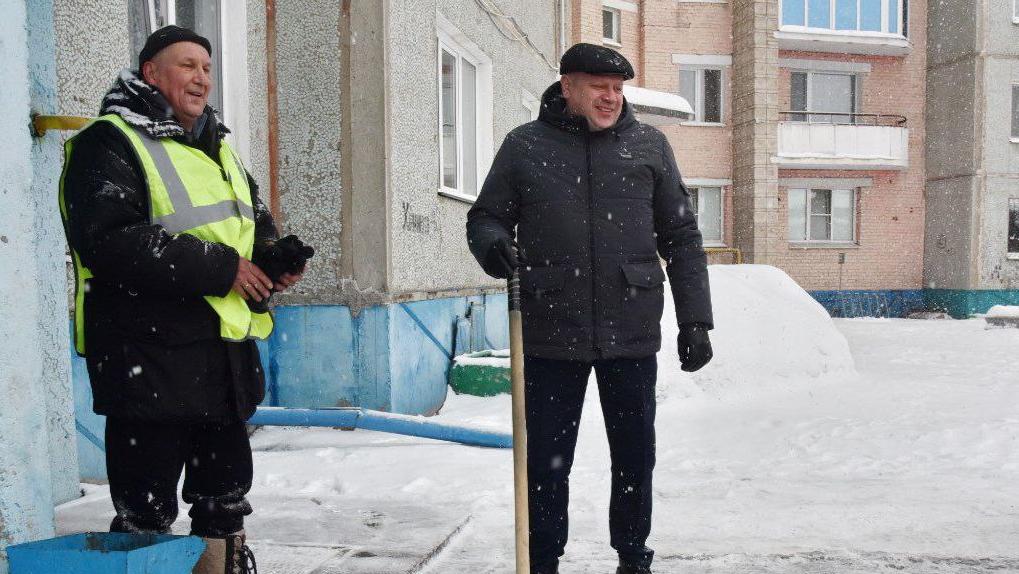 Мэр Омска Сергей Шелест помог дворнику с уборкой снега