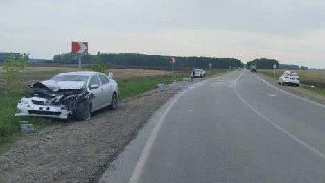 На трассе под Омском на легковушку упал поддон с газоблоками — пострадала семья с ребёнком