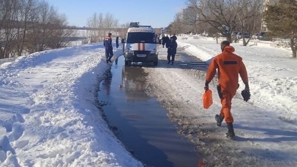 В Омске мужчина провалился в полынью под метромостом. Его доставали вплавь — ВИДЕО
