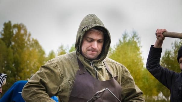 В Новосибирске физик открыл кузнечную мастерскую в своём гараже