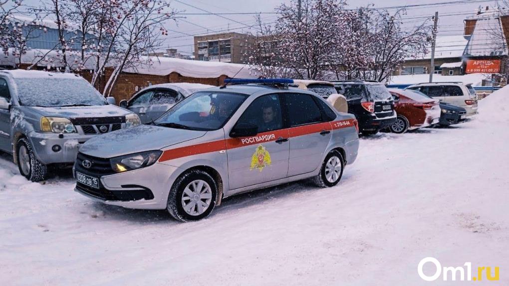 Росгвардейцы в Омске спасли мужчину, потерявшего сознание на улице