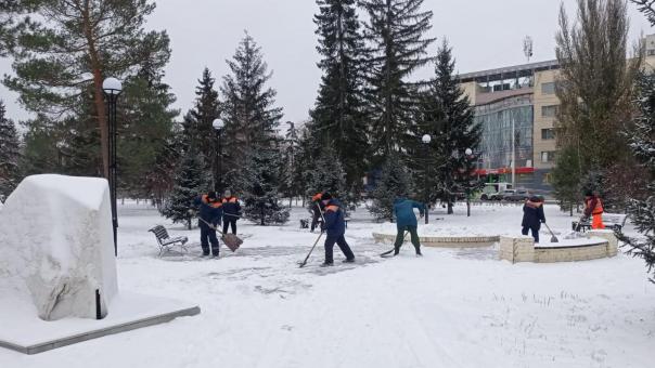 В Омске снег с дорог убирают круглосуточно