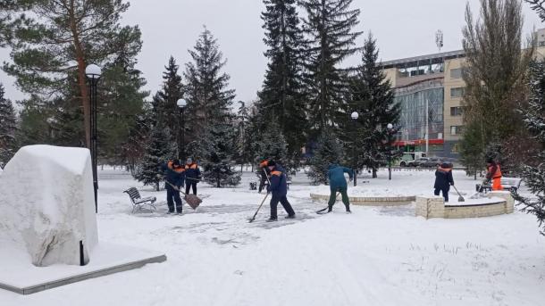В Омске снег с дорог убирают круглосуточно