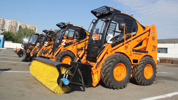 Мэр Омска Шелест передал работникам ключи от новых тракторов и погрузчиков