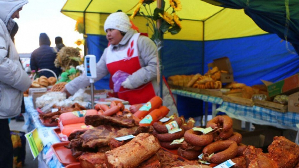 Ярмарки омск. Ярмарка у континента Омск 2020. Ярмарка Омск продукты. Ярмарка фото. Ярмарка в континенте Омск.