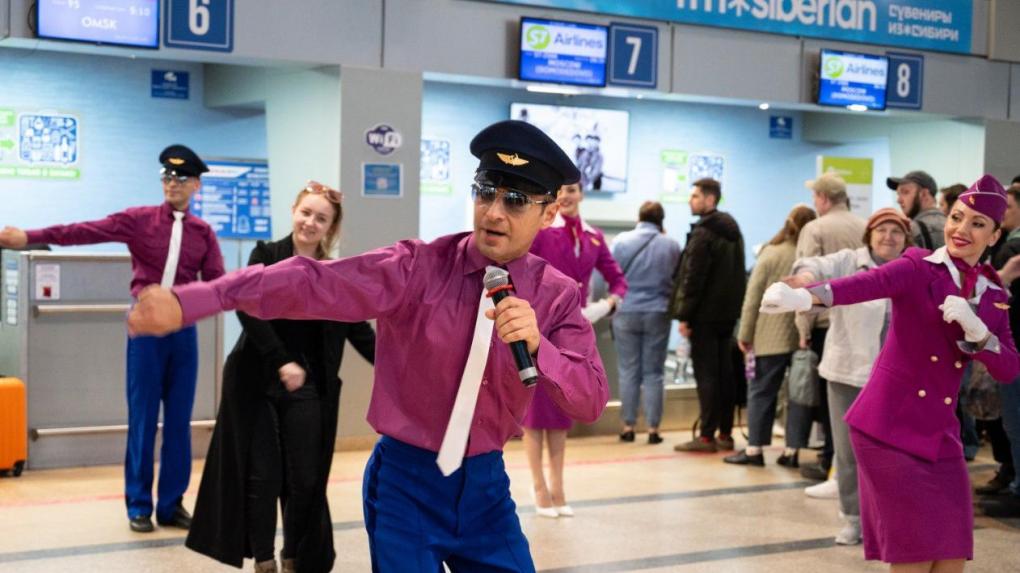 Стюардессы и пилоты устроили танцы в Омском аэропорту