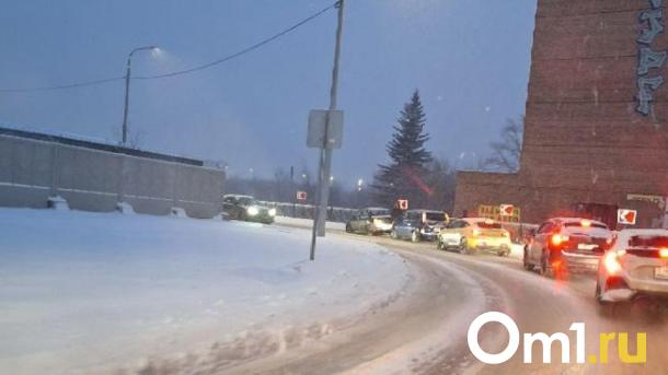 После снегопада Омск встал в 9-балльные пробки