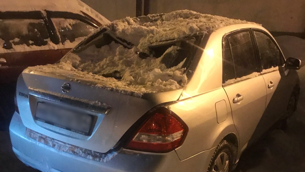 Снег раздавил крышу припаркованного автомобиля в Новосибирске