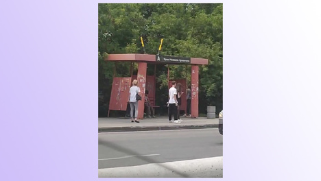 В Новосибирске неизвестные забросили электросамокаты на крышу остановки. ВИДЕО