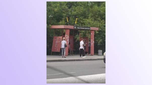 В Новосибирске неизвестные забросили электросамокаты на крышу остановки. ВИДЕО