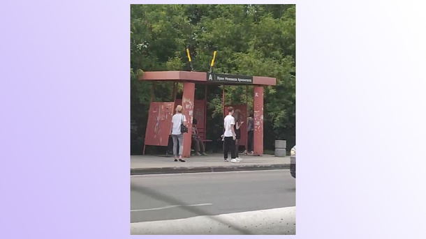 В Новосибирске неизвестные забросили электросамокаты на крышу остановки. ВИДЕО