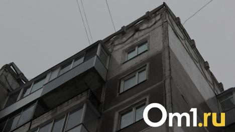 Территорию у омских домов огородили лентой «Осторожно: радиация!»