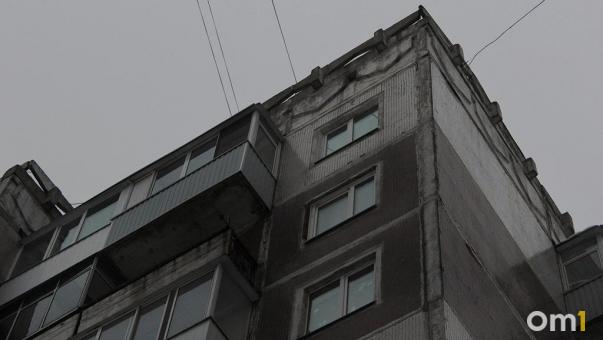 Территорию у омских домов огородили лентой «Осторожно: радиация!»