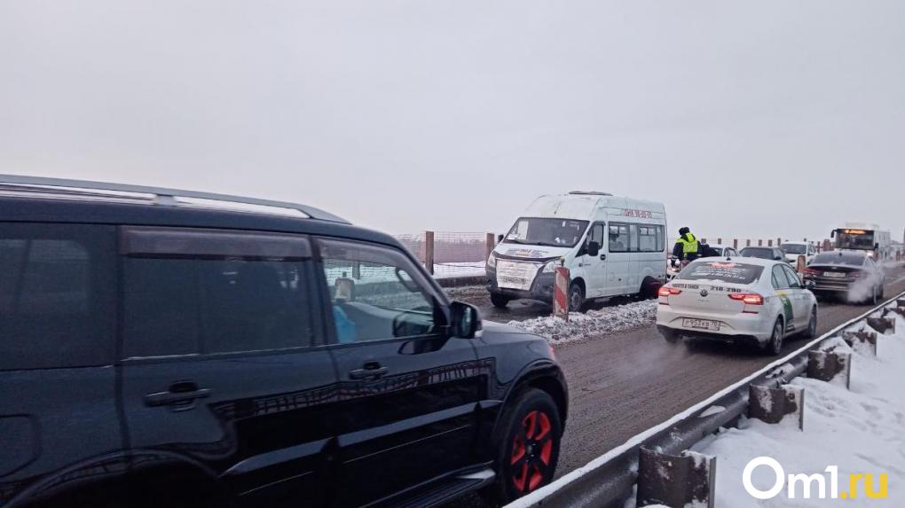 Омичи переходят Ленинградский мост пешком из-за аварии с пассажирской «Газелью»