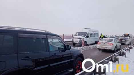 Омичи переходят Ленинградский мост пешком из-за аварии с пассажирской «Газелью»