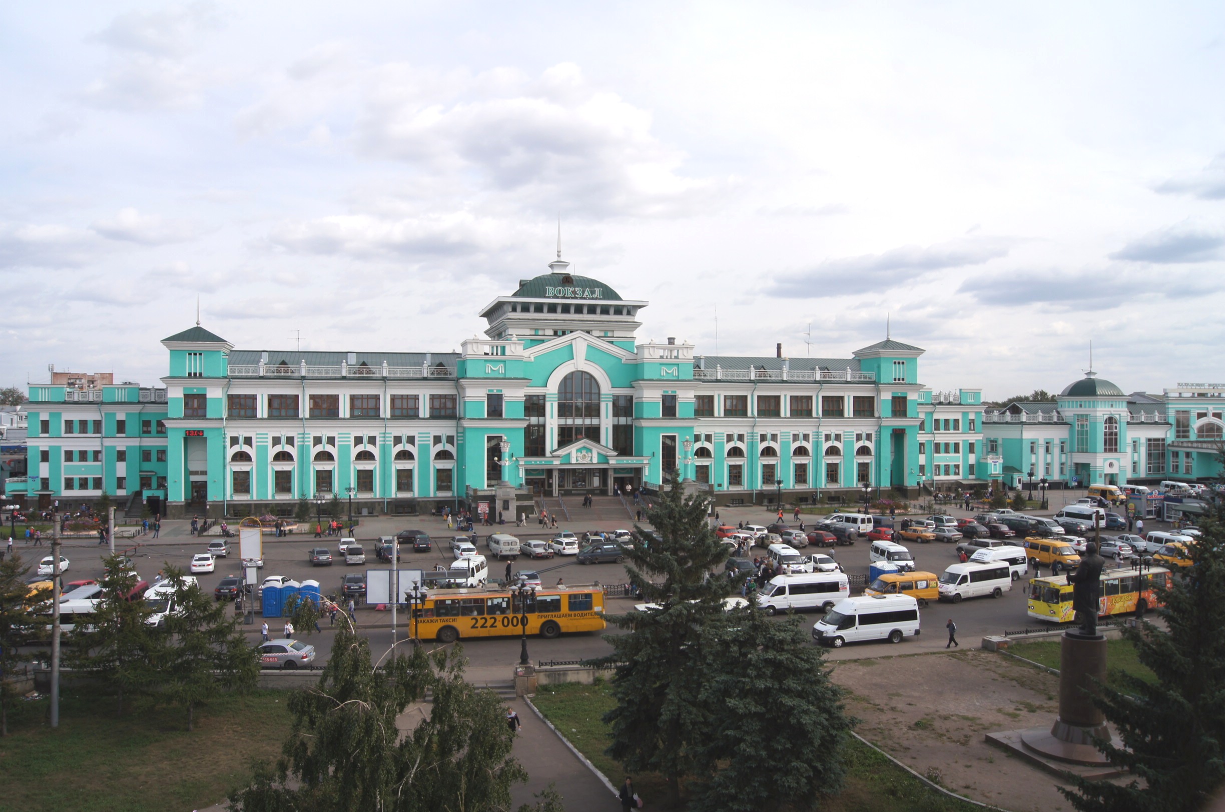 Жд вокзал омск. Город Омск ЖД вокзал. Омск вокзал Омск. Площадь вокзал Омск. Здание ЖД вокзала Омск.