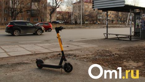 Омская яма поглотила самокат