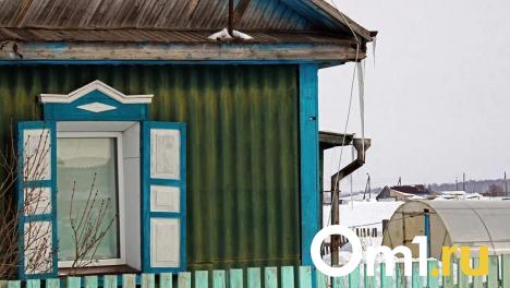 Омич оборудовал в подвале частного дома теплицу и выращивал коноплю