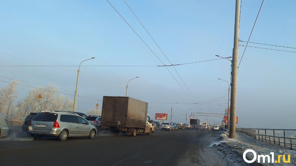 Омских автомобилистов предупредили о неприятностях на мосту у Телецентра