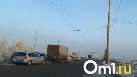 Омских автомобилистов предупредили о неприятностях на мосту у Телецентра