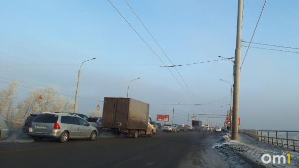 Омских автомобилистов предупредили о неприятностях на мосту у Телецентра